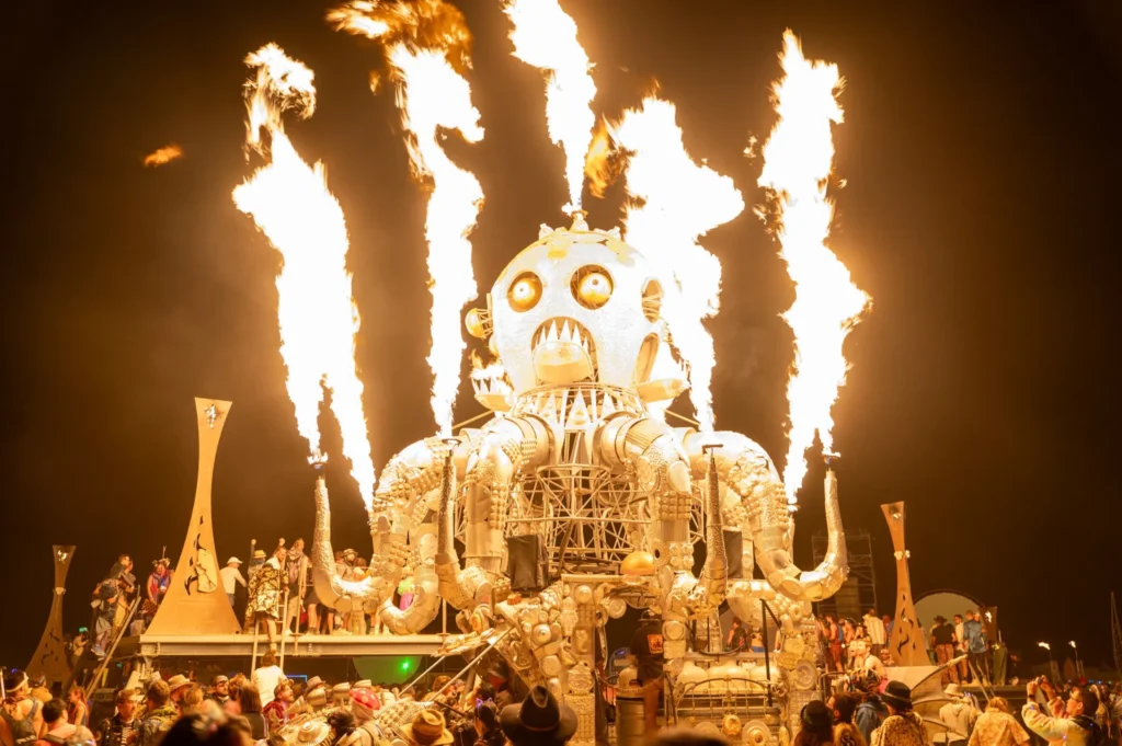 El Pulpo Magnifico, a metal octopus with four faces, shoots fire from its tentacles.