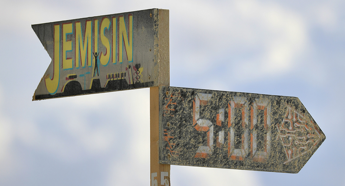 Street signs for Jemisin and 5:00